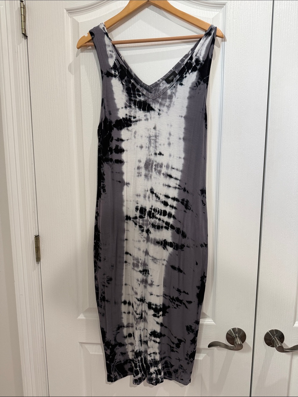 Mossimo Sleeveless V-Neck Tie-Dye Midi Dress in Black and Gray